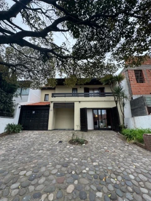 Casas, chalets en Venta — AZCUENAGA 700
