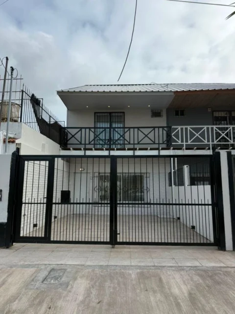 Casas, chalets en Venta — Libres del Sud 717