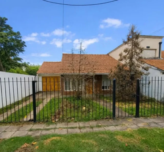 Casas, chalets en Venta — Benito Lynch 1500