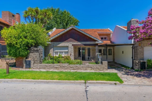 Casas, chalets en Venta — Castelli 600
