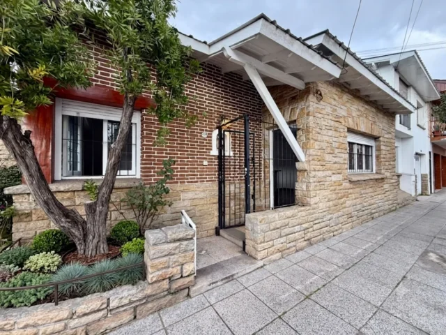 Casas, chalets en Alquiler — Funes 1208