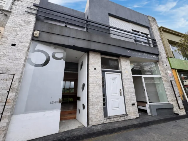 Locales en Alquiler — Castelli 1243 - Local 2