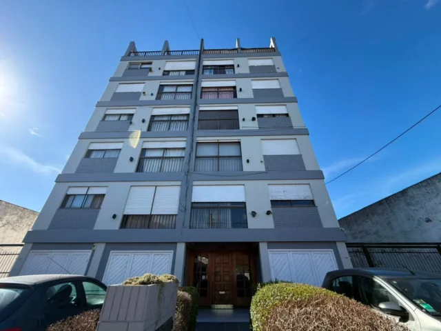 Departamentos, pisos y semipisos en Alquiler — Falucho 4845 piso 3 dpto "E"