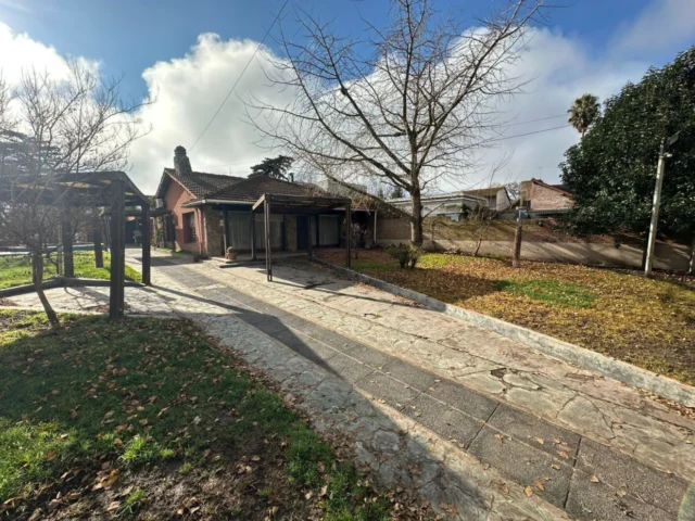 Casas, chalets en Venta — Lopez de Gomara 7845