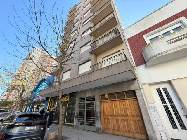 Departamentos, pisos y semipisos en Venta — Moreno 2855