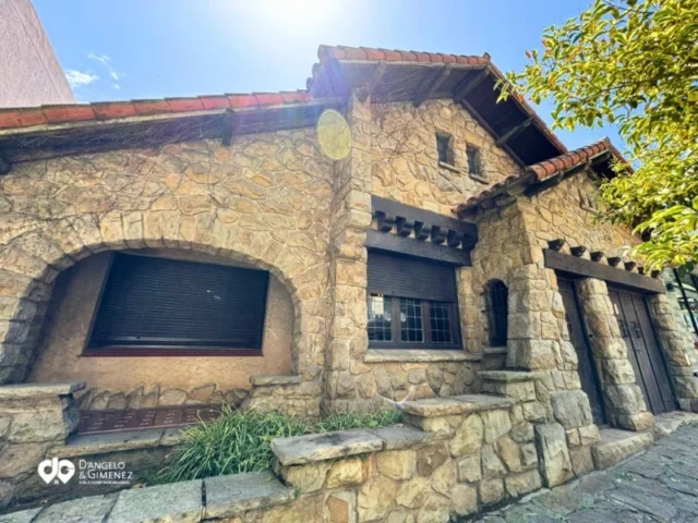 Casas, chalets en Venta — Falucho 1363