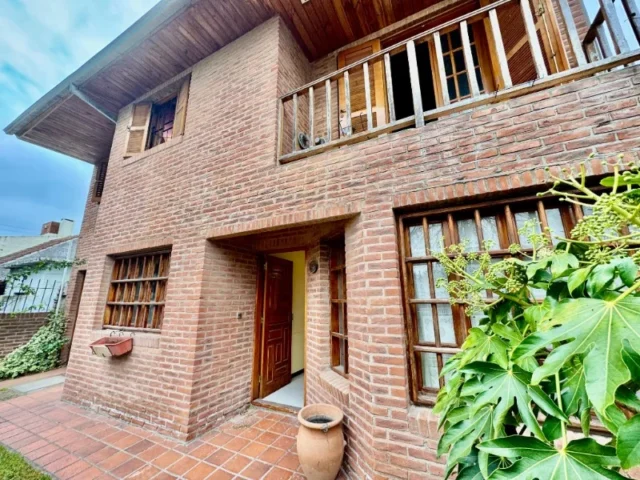 Casas, chalets en Venta — Benito Juarez 1222