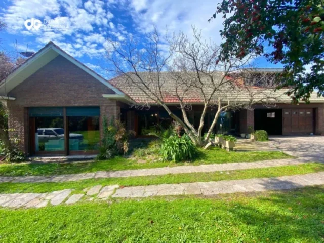 Casas, chalets en Alquiler — Av Luro 9096