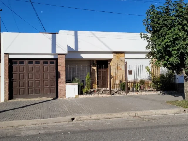 Casas, chalets en Venta — Calle 13 N° 137 - CARTEL