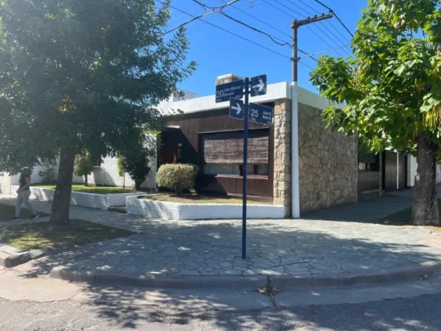 Casas, chalets en Venta — Calle 20 esq. 25 - CARTEL