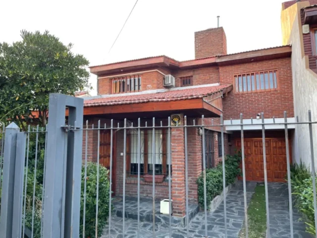 Casas, chalets en Venta — Derqui y Juan A. Peña