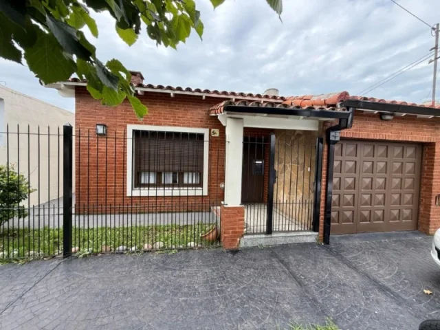 Casas, chalets en Venta — 3 de Febrero y allio