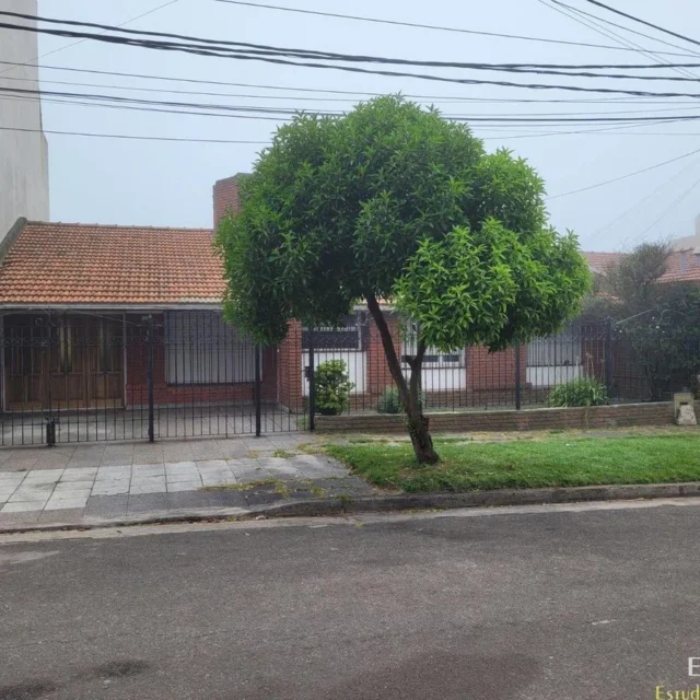 Casas, chalets en Venta — Benito Lynch 25