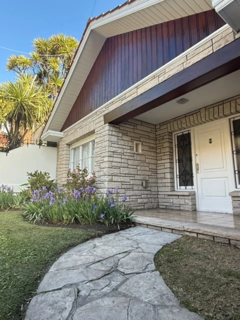 Casas, chalets en Venta — Castelli 670