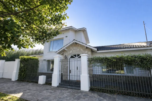 Casas, chalets en Venta — DIAGONAL EL OMBU 4000