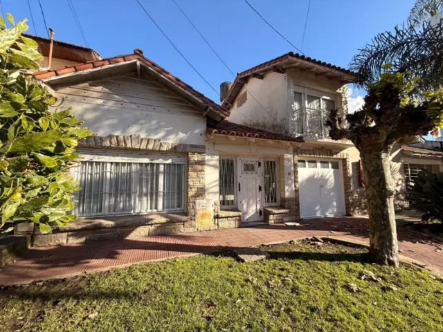 Casas, chalets en Venta — AZCUENAGA 2800