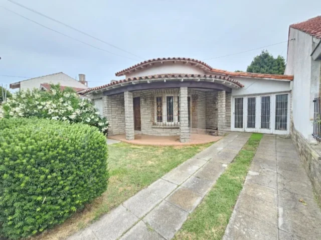Casas, chalets en Venta — Piedrabuena 1700