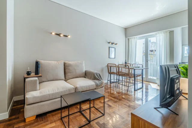 Departamentos, pisos y semipisos en Venta — Bolívar 2400