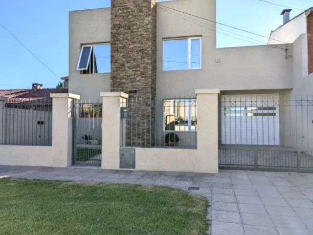 Casas, chalets en Venta — Fortunato de la Plaza y Beltrami