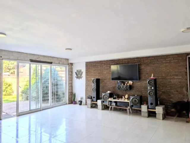 Casas, chalets en Venta — Mosconi y Mario Bravo