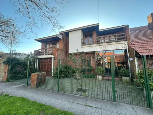Casas, chalets en Venta — Lopez y Planes 869