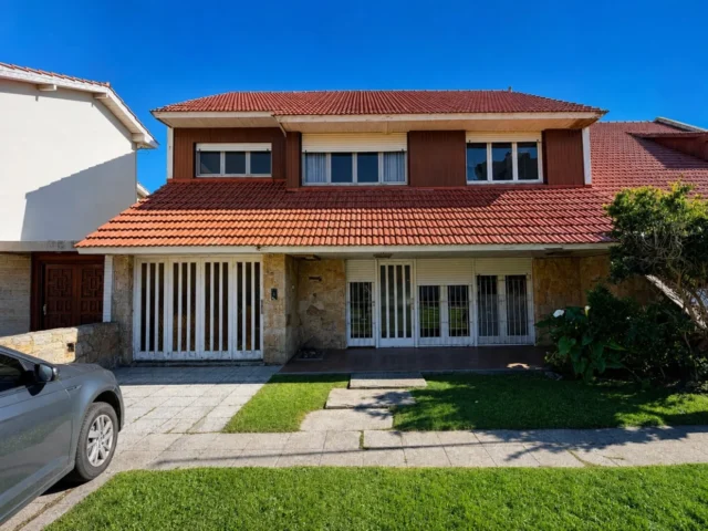 Casas, chalets en Venta — Derqui 1153