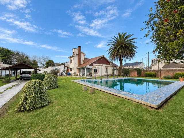 Casas, chalets en Venta — Manuela Pedraza 2545