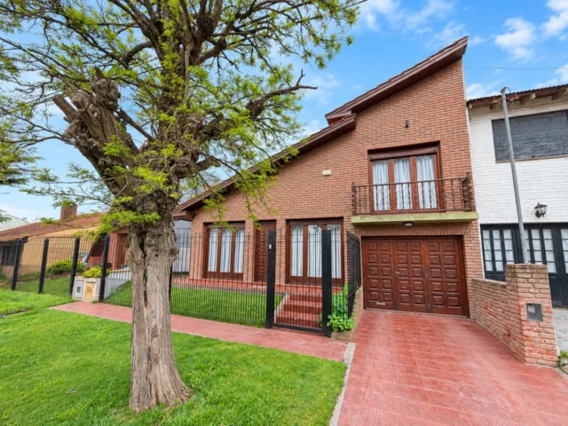 Casas, chalets en Venta — Benito Juarez 1826