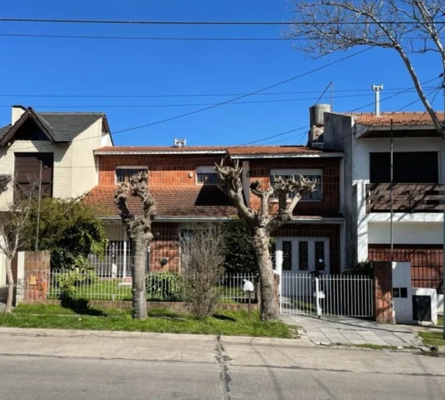 Casas, chalets en Venta — Larrea 2100