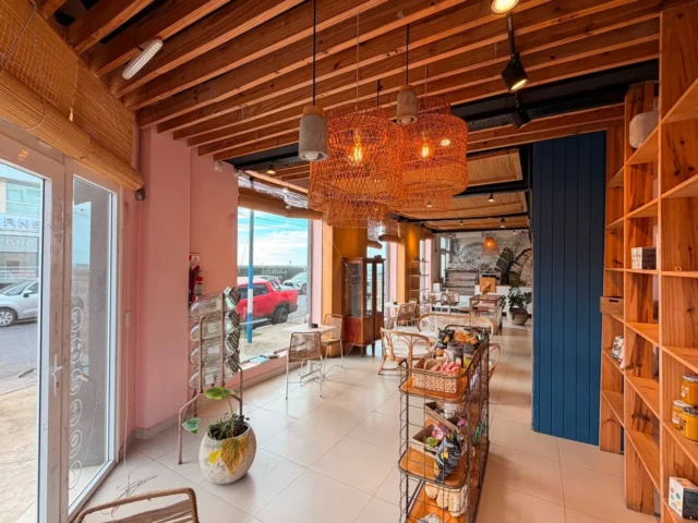Locales en Alquiler — Charlone 198