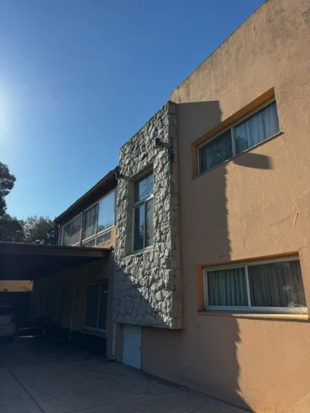 Casas, chalets en Alquiler — Las Caroyas entre Moctezuma y Mangoré