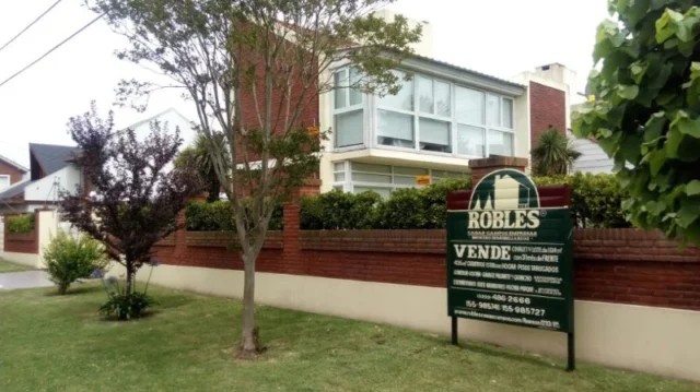 Casas, chalets en Venta — Belisario Roldán 2000