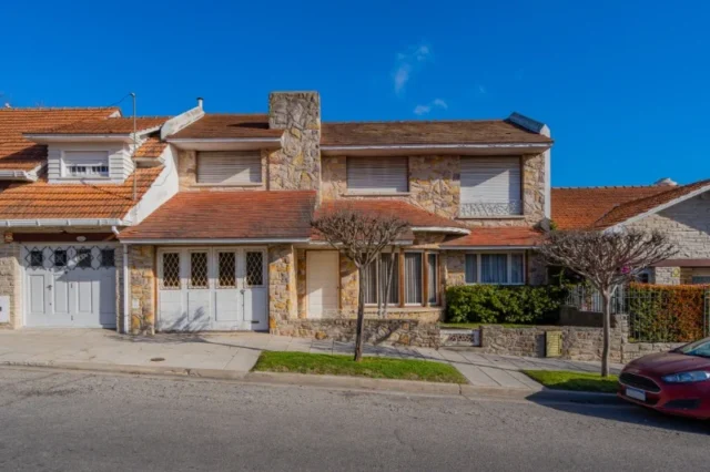 Casas, chalets en Venta — Saavedra 2400