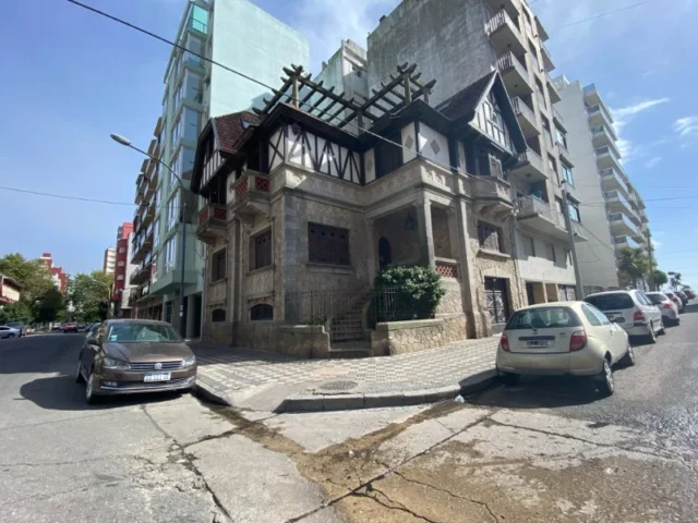 Casas, chalets en Venta — Hipólito Yrigoyen 1093