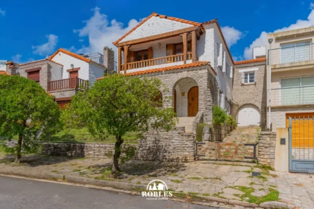 Casas, chalets en Alquiler — Falucho 148