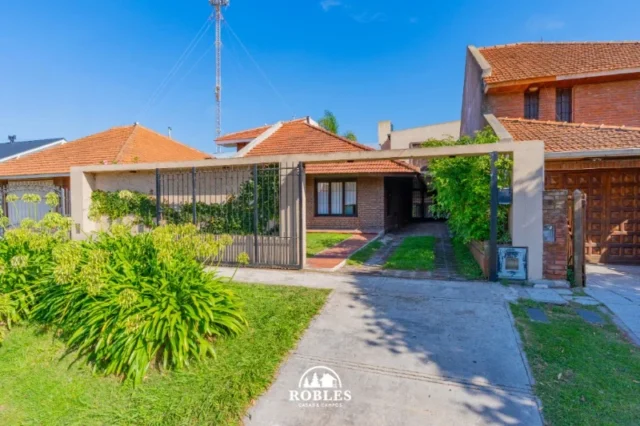 Casas, chalets en Venta — Belisario Roldan 79