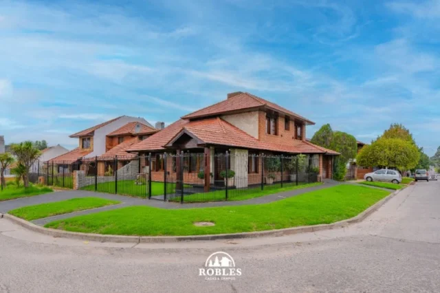 Casas, chalets en Venta — Acha 2080