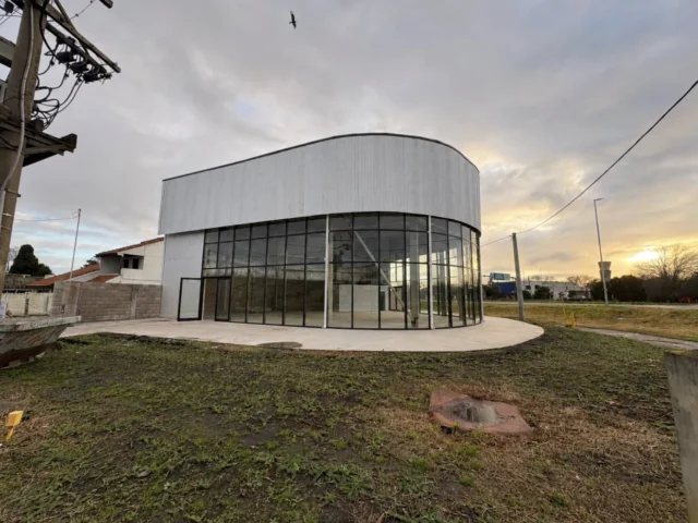 Locales en Alquiler — Av. Constitución 7933