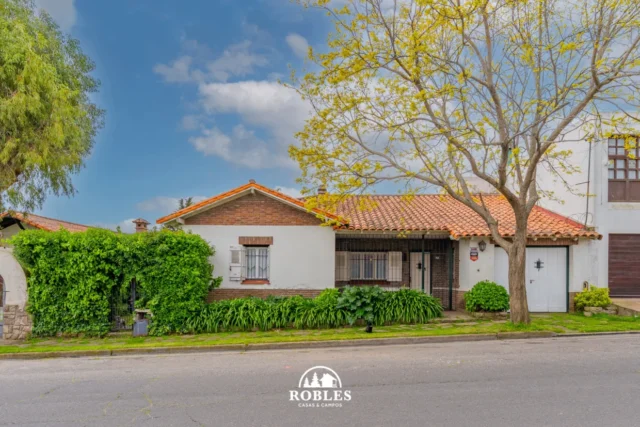 Casas, chalets en Venta — Castelli 821