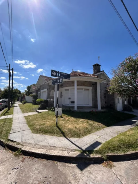 Casas, chalets en Alquiler — Alquiler - Roca y Mendoza - Apto Profesional