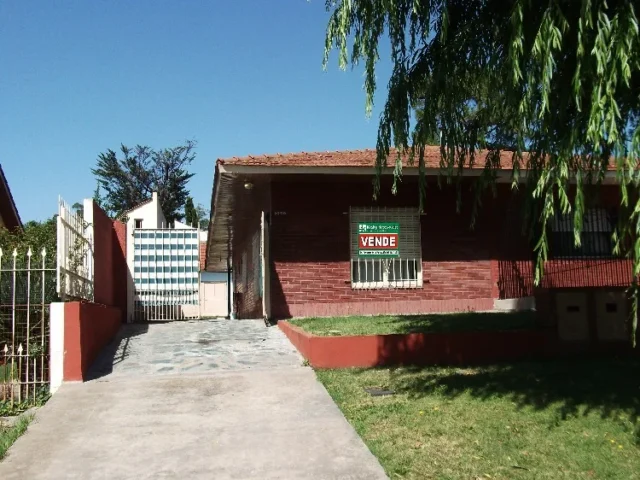 Casas, chalets en Venta — Sicilia al 3400 (entre Av. Edison y calle Acha)