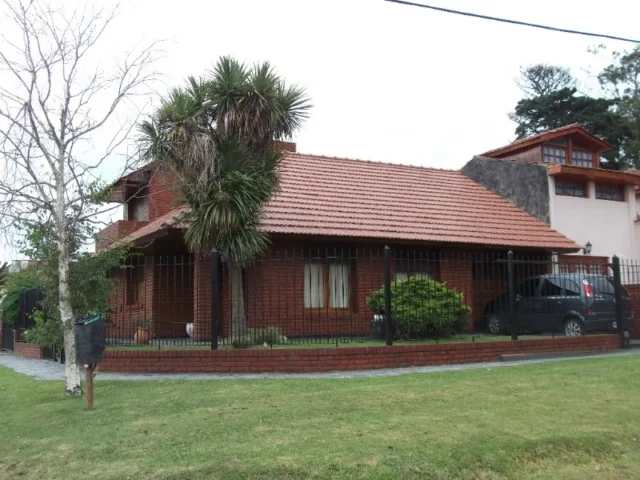 Casas, chalets en Venta — Genova al 3500 (esquina Posadas)