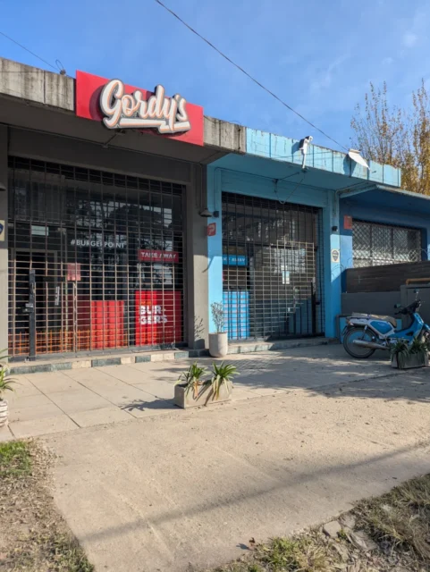 Locales en Alquiler — Av. Mario Bravo 2674