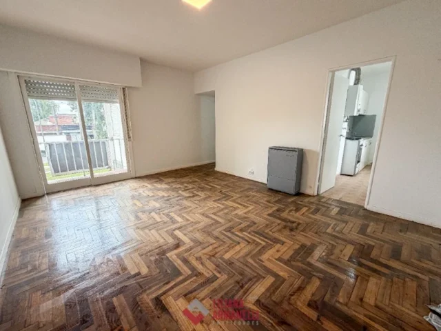 Departamentos, pisos y semipisos en Venta — CATALUÑA 7400