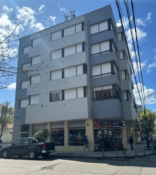 Departamentos, pisos y semipisos en Venta — Rivadavia 3800