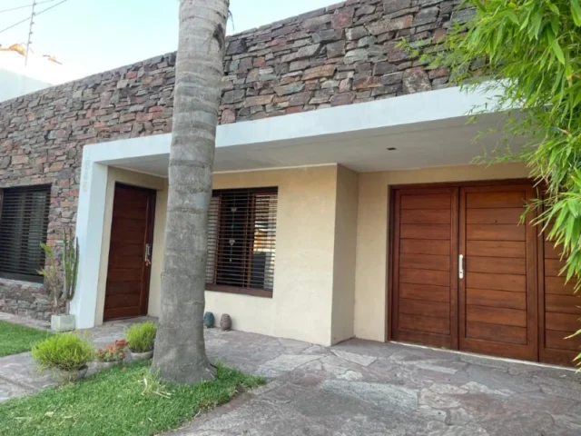 Casas, chalets en Venta — pringles 1846