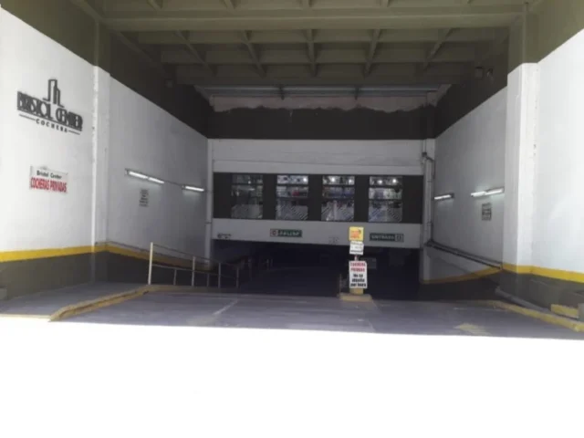 Cocheras y garages en Alquiler — ENTRE RIOS Y RIVADAVIA