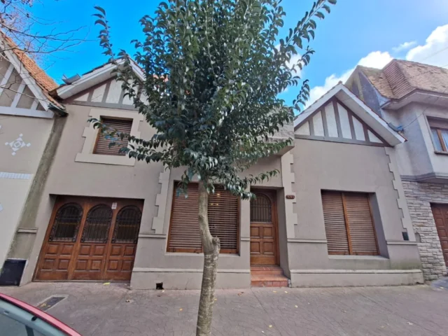Casas, chalets en Alquiler — Jujuy 1085