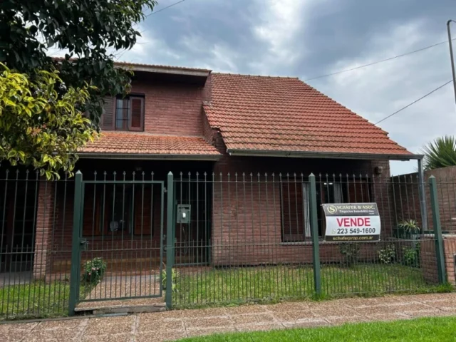 Casas, chalets en Venta — Montes Carballo 1268