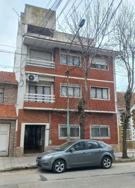 Departamentos, pisos y semipisos en Venta — Hipólito Yrigoyen 2856